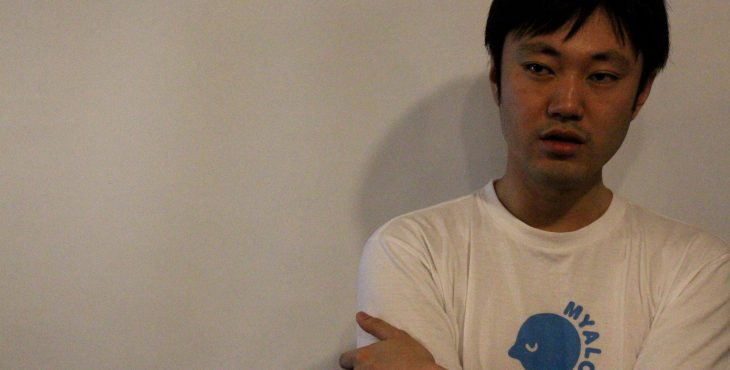 執筆の協力をした、石川善樹さん。Tシャツのマークは川上さんと共同開発したマインドフルネスアプリ「MYALO」