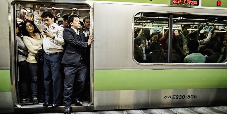 crowded-subway-tokyo-japan